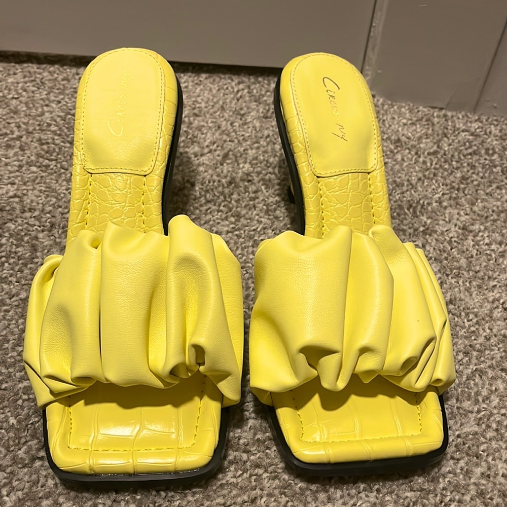 Yellow stylish heels! Just beautiful!